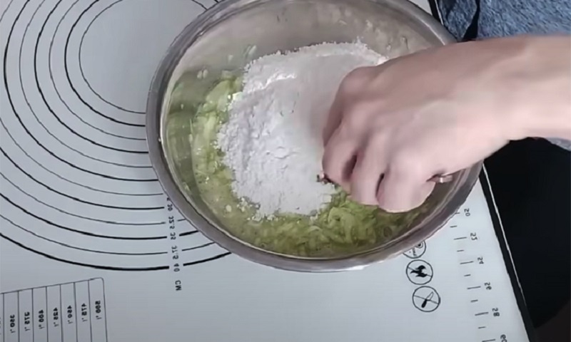 Сочный рулет из кабачков с сыром и томатами: свежая альтернатива жареным блюдам