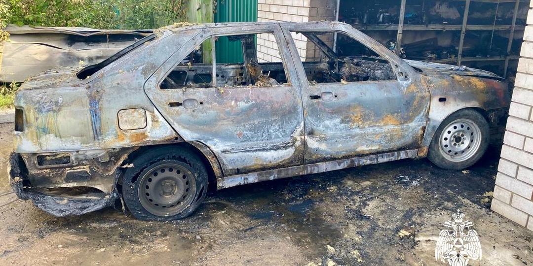 В Твери из-за сварочных работ автомобиль сгорел вместе с гаражом
