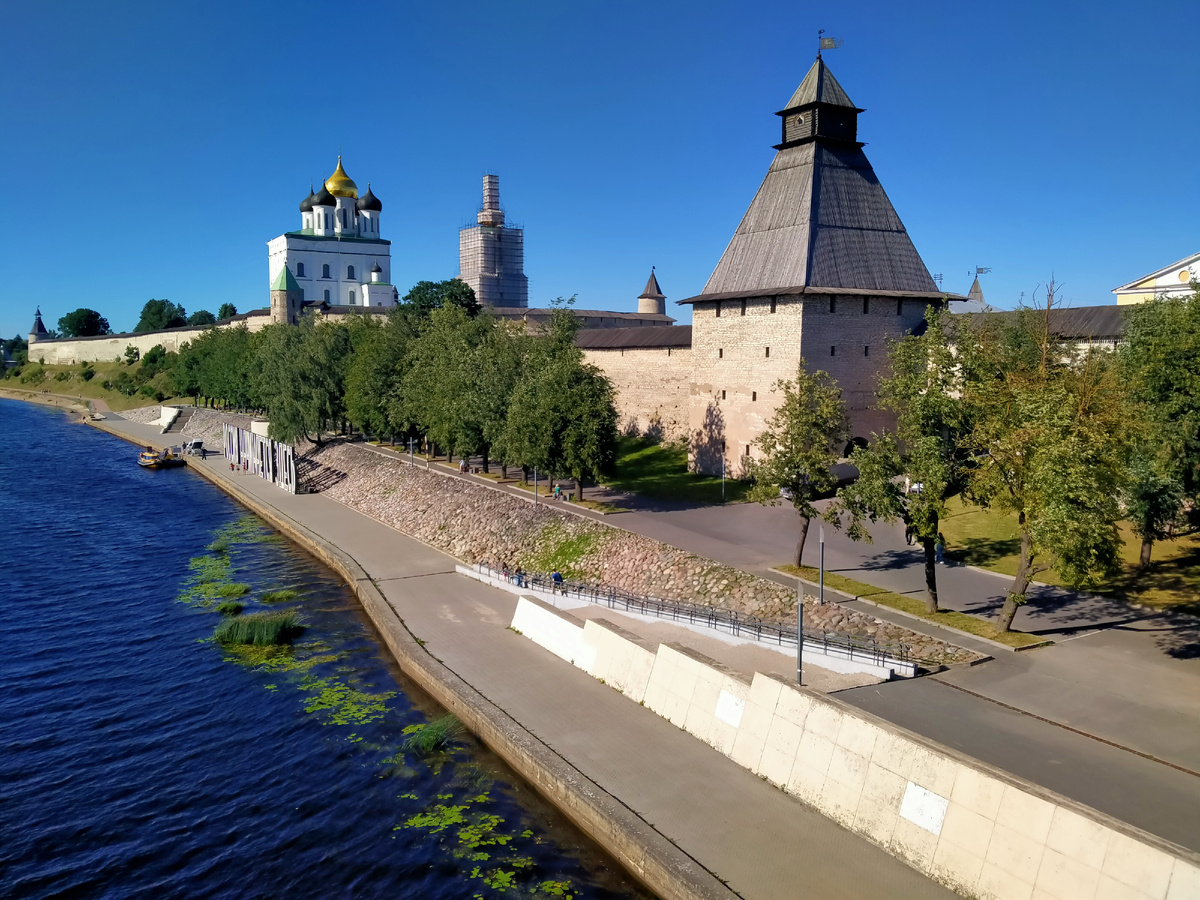 Псковский кремль (вид с моста)