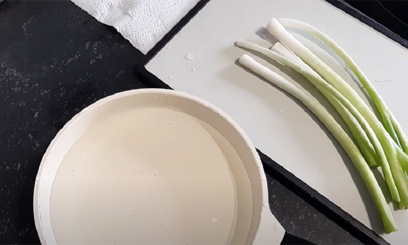 Маринованный зелёный лук: быстрый рецепт для ярких закусок