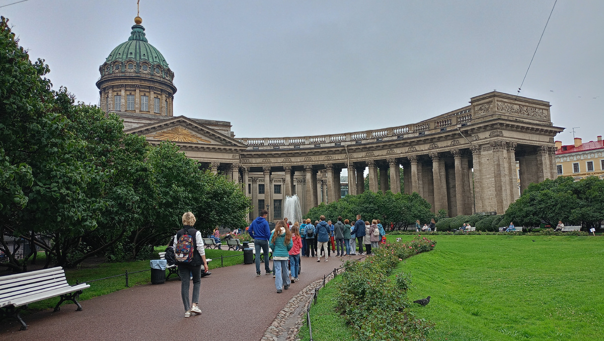 Но место встречи было выбрано прекрасное! Казанский собор💗. 