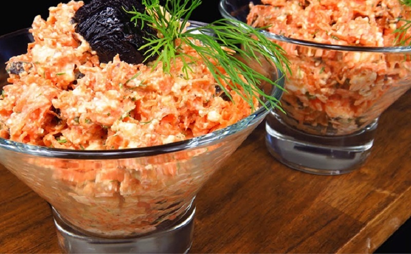 Морковный салат с творогом и черносливом: свежий взгляд на простые продукты