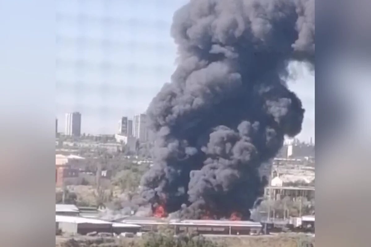    Жителей севера Волгограда просят закрыть окна из-за пожара на рынке