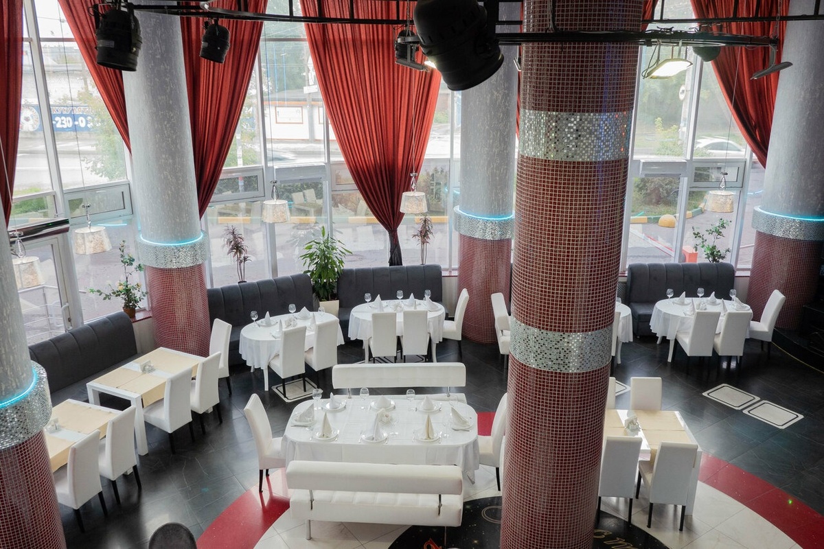 "Колонный" зал в ресторане "Ностальгия" - просторный, в высокими потолками (7 метров!), сценой и профессиональной акустикой. Вмещает до 80 гостей, есть танцпол.