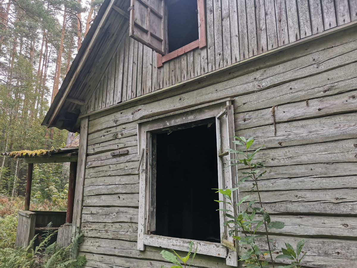 Примерно метрах в пятидесяти от железной дороги нашему взору открылось вот такое строение.