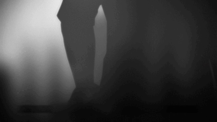 Gif картинка "Тёсиро передаёт часть сломанной маски Руке"