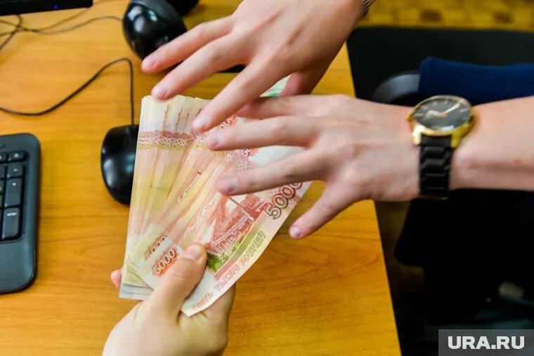 С сентября кредиты и займы в 50-200 тысяч рублей будут доступны для использования только через четыре часа после подписания договора Фото: Вадим Ахметов © URA.RU