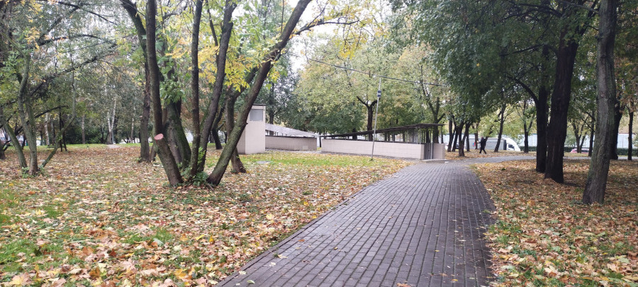 Расположен в живописном месте: