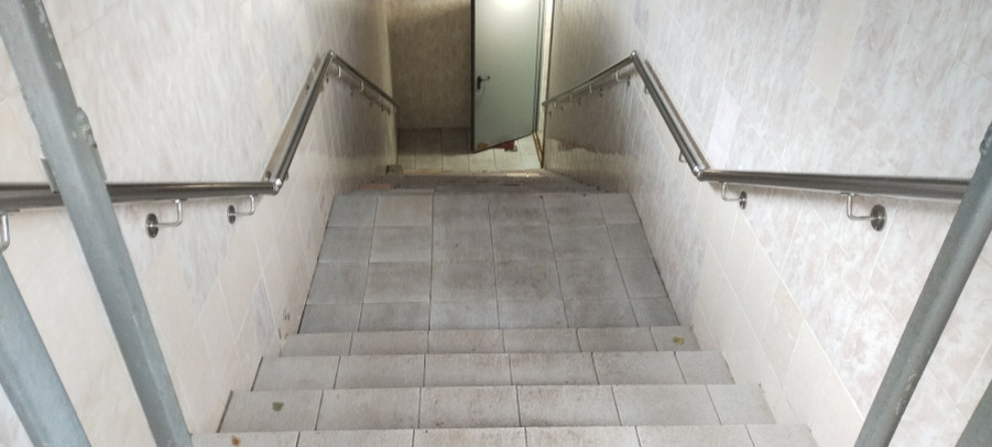 Вниз ведёт широкая лестница