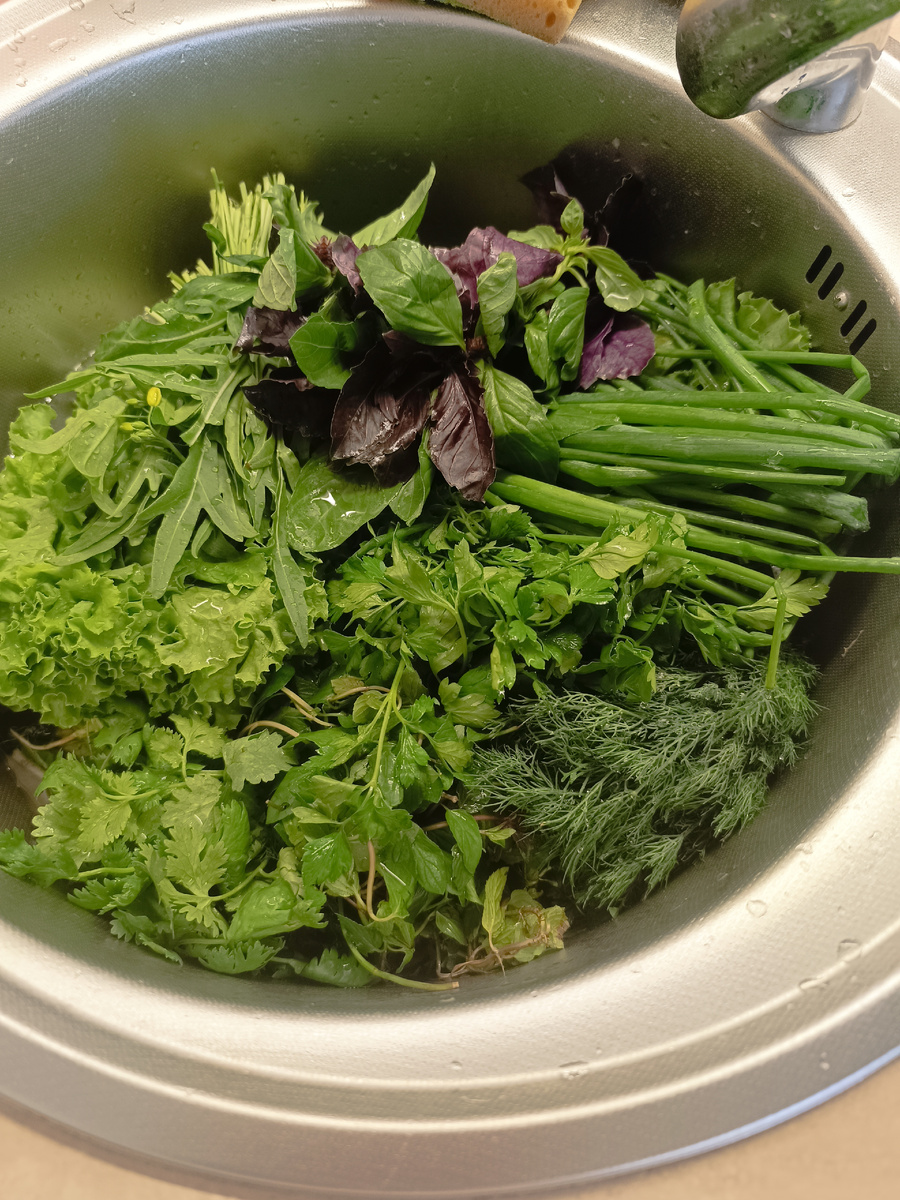 Всё мою, и в контейнере храню в холодильнике. 