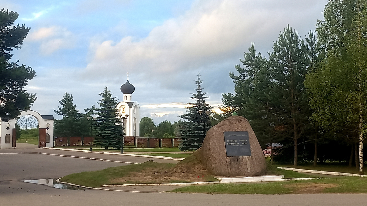 Листайте. Вокруг Александро-невской часовни расположены братские могилы советских солдат. 