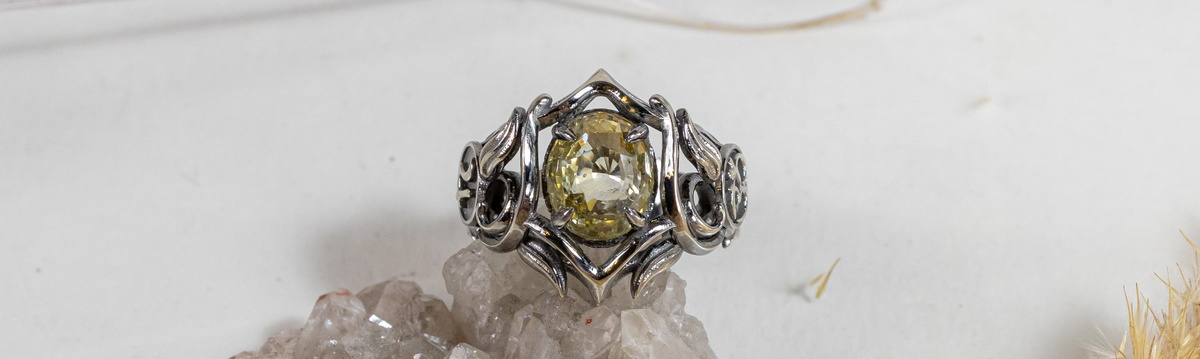 Золотое кольцо с желтым сапфиром