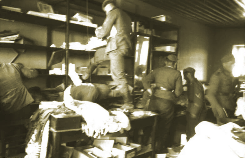 Апрель 1941-го. Солдаты вермахта обчищают греческий магазин в Афинах 