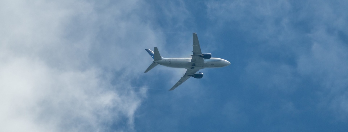    Пассажирский самолёт в небе. Автор фото: Михаил Тихонов / "Деловой Петербург"