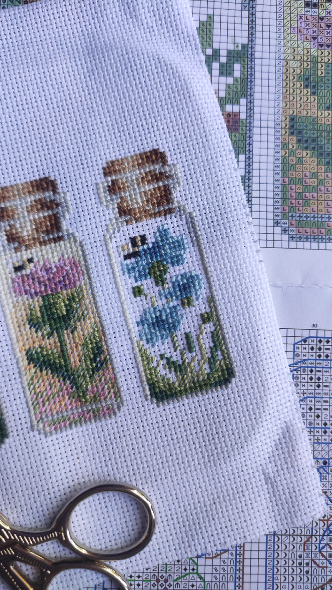 На равномерочке, мне кажется, без полного зашива вообще смотрелось бы прекрасно. А вот на пластиковой канве 14 каунта (как предусмотрено в наборе) вряд ли было бы хорошо. Как думаете? 