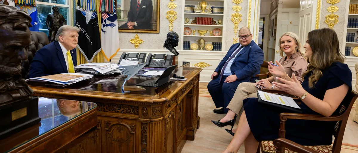 Президент Дональд Трамп даёт интервью журналистке Daily Caller Рейган Риз вместе с директором по коммуникациям Стивеном Чунгом и пресс-секретарём Каролин Ливитт в Овальном кабинете в пятницу, 29 августа 2025 года. (Официальное фото Белого дома Джойс Н. Богосян)