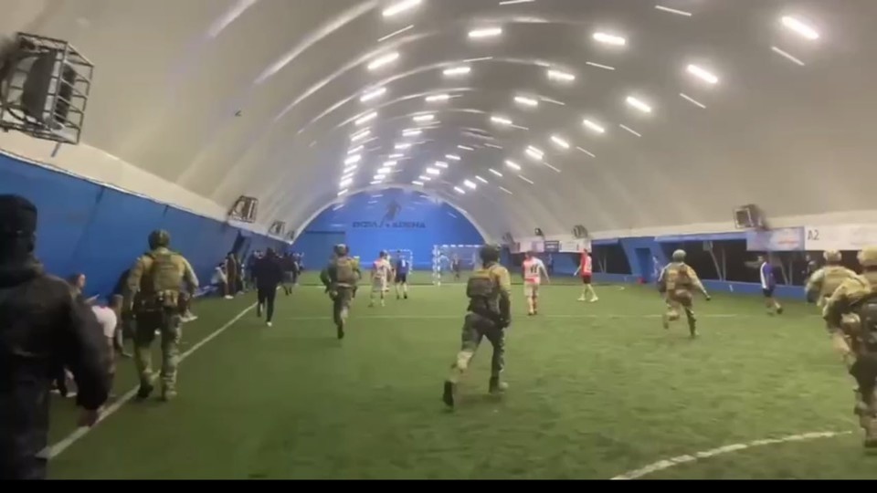    Силовики ворвались на футбольное поле