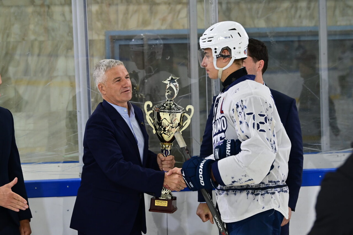    Глава Карелии вручил кубок команде «Динамо-576». Фото: «Республика» / Сергей Юдин