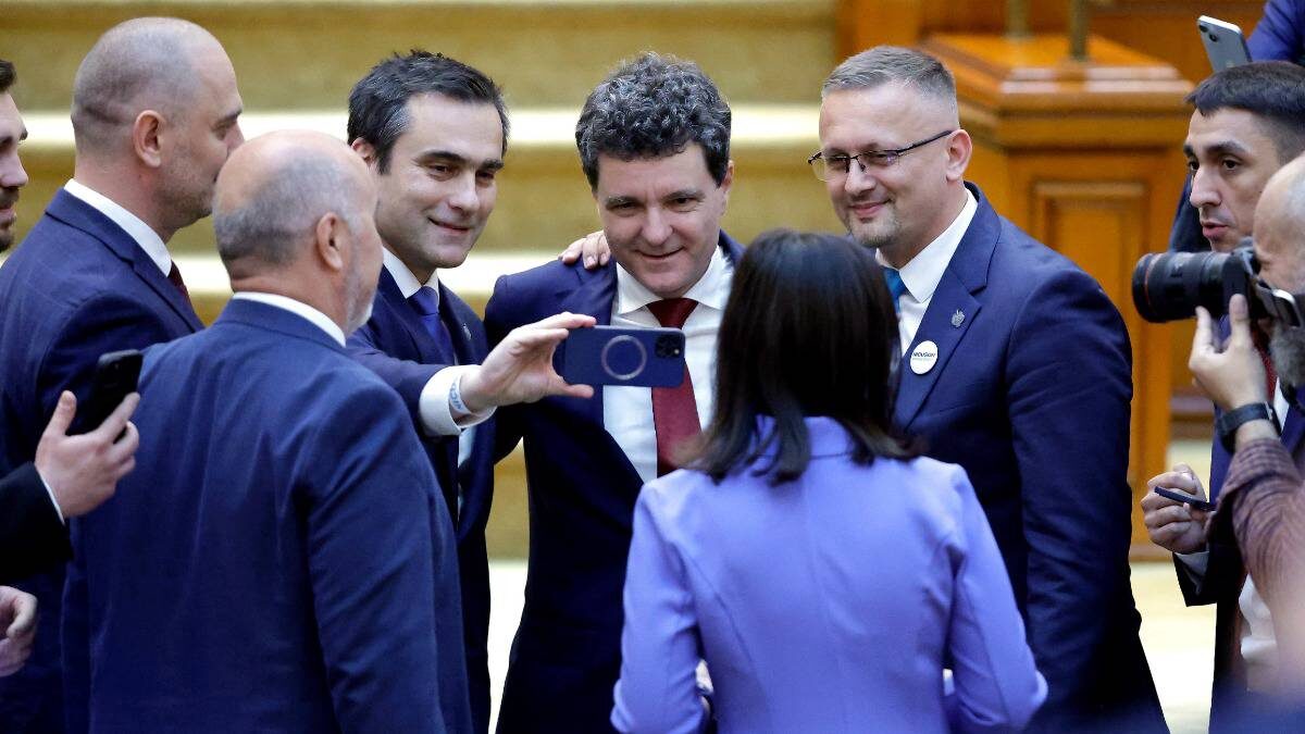    Бухарест. На выборах президента Румынии победил Никушор Дан. И все бы ничего, только вот итоги первого тура выборов были отменены, поскольку тогда победил «неугодный» Европе кандидат / Фото: Robert Ghement / EPA / ТАСС