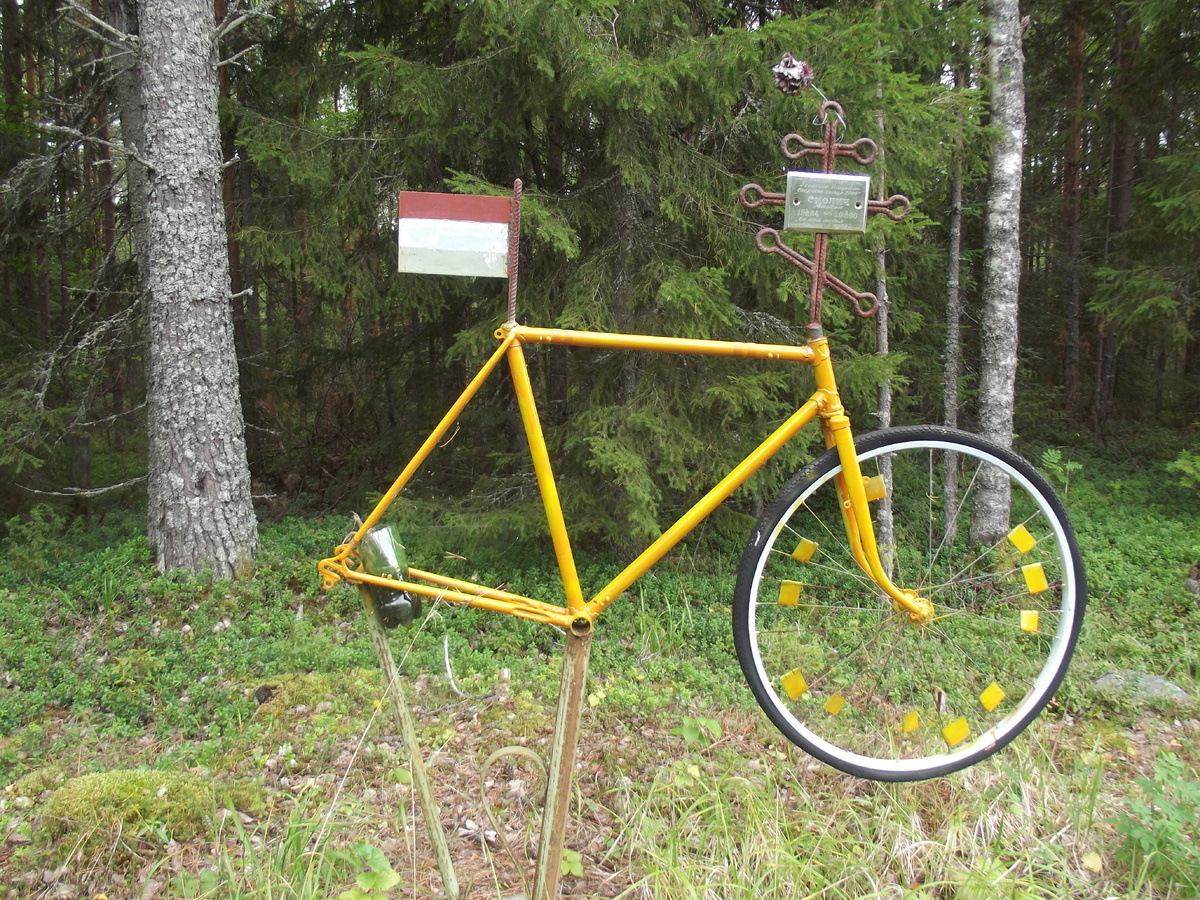 Памятник на трассе