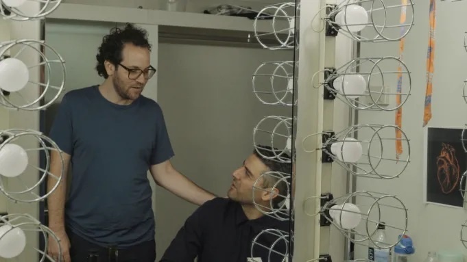 режиссер Сэм Голд и актер Оскар Айзек | источник фото Mad Gene Media