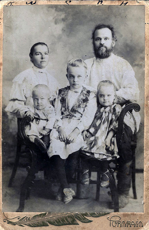 Ларион Тельминов с семьей