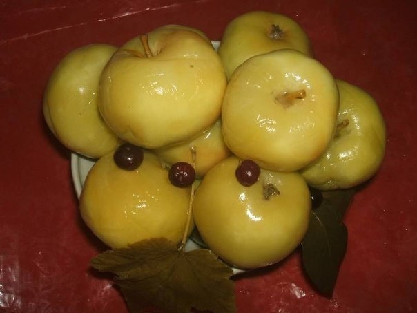 Яблоки моченые с черной смородиной приготовленные по рецептам наших бабушек во времена их молодости это не просто вкусно - это божественно!