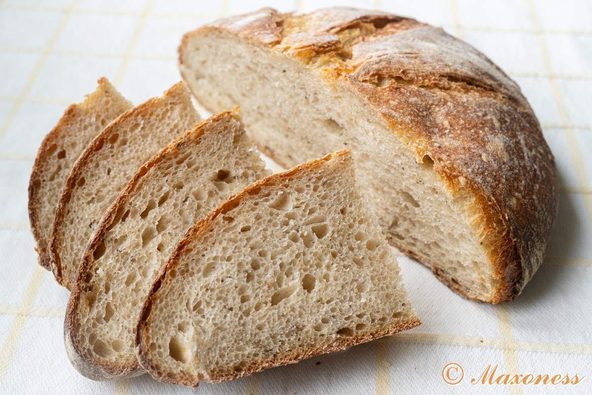 Хлеб на закваске с запеченным чесноком и розмарином