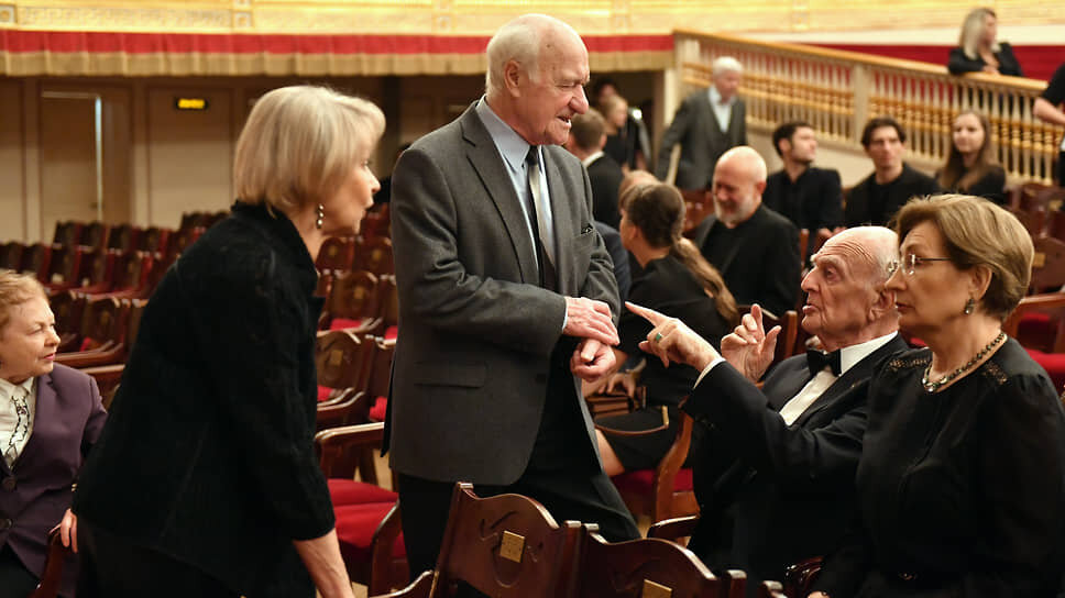 Слева направо: заслуженная артистка России Светлана Шейченко, заслуженный артист Украины Евгений Капитонов, народный артист РСФСР Николай Мартон с супругой.📷Фото: Александр Коряков / Коммерсантъ