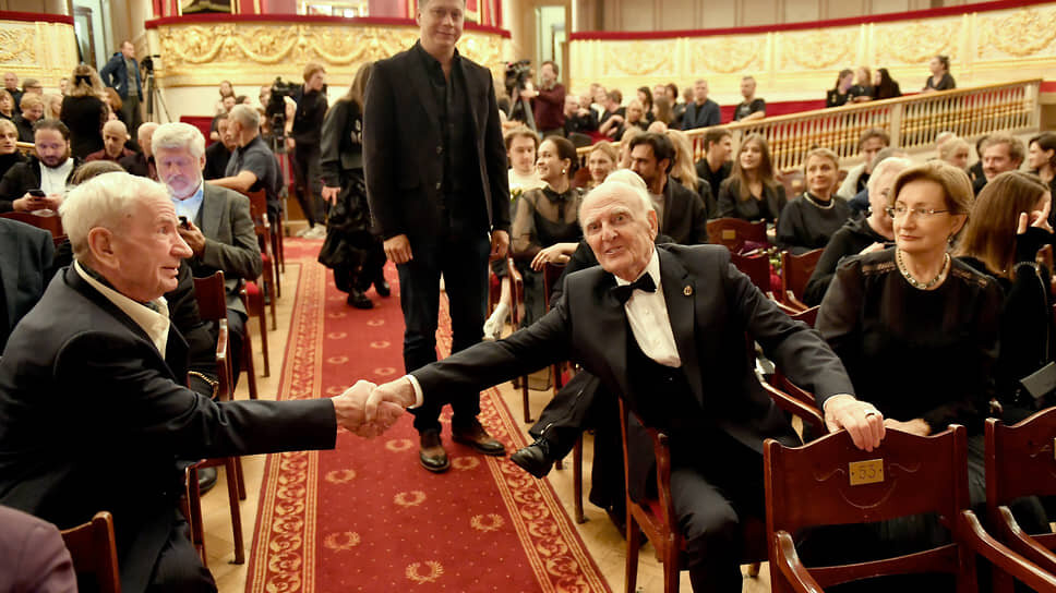 Народный артист России Владимир Лисецкий (слева), народный артист РСФСР Николай Мартон с супругой.📷Фото: Александр Коряков / Коммерсантъ