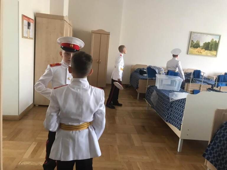 Лёшка на заднем плане, без фуражки