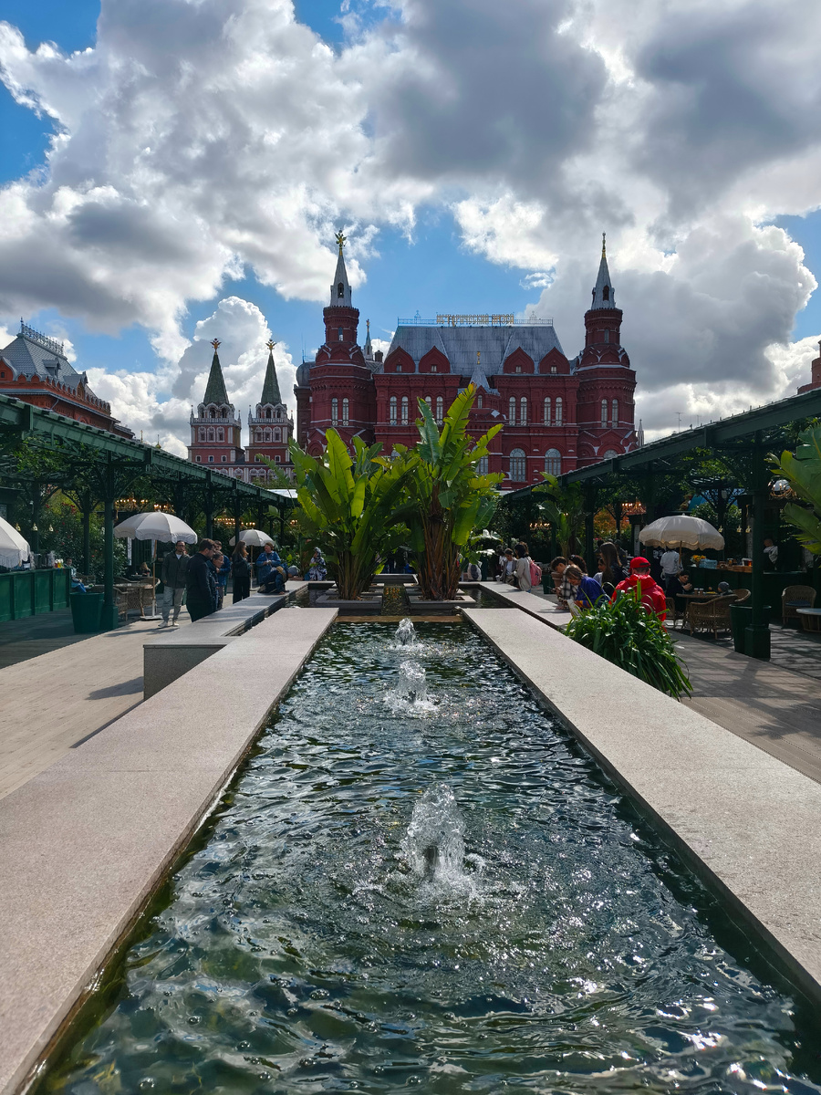 Пруд на Манежной площади