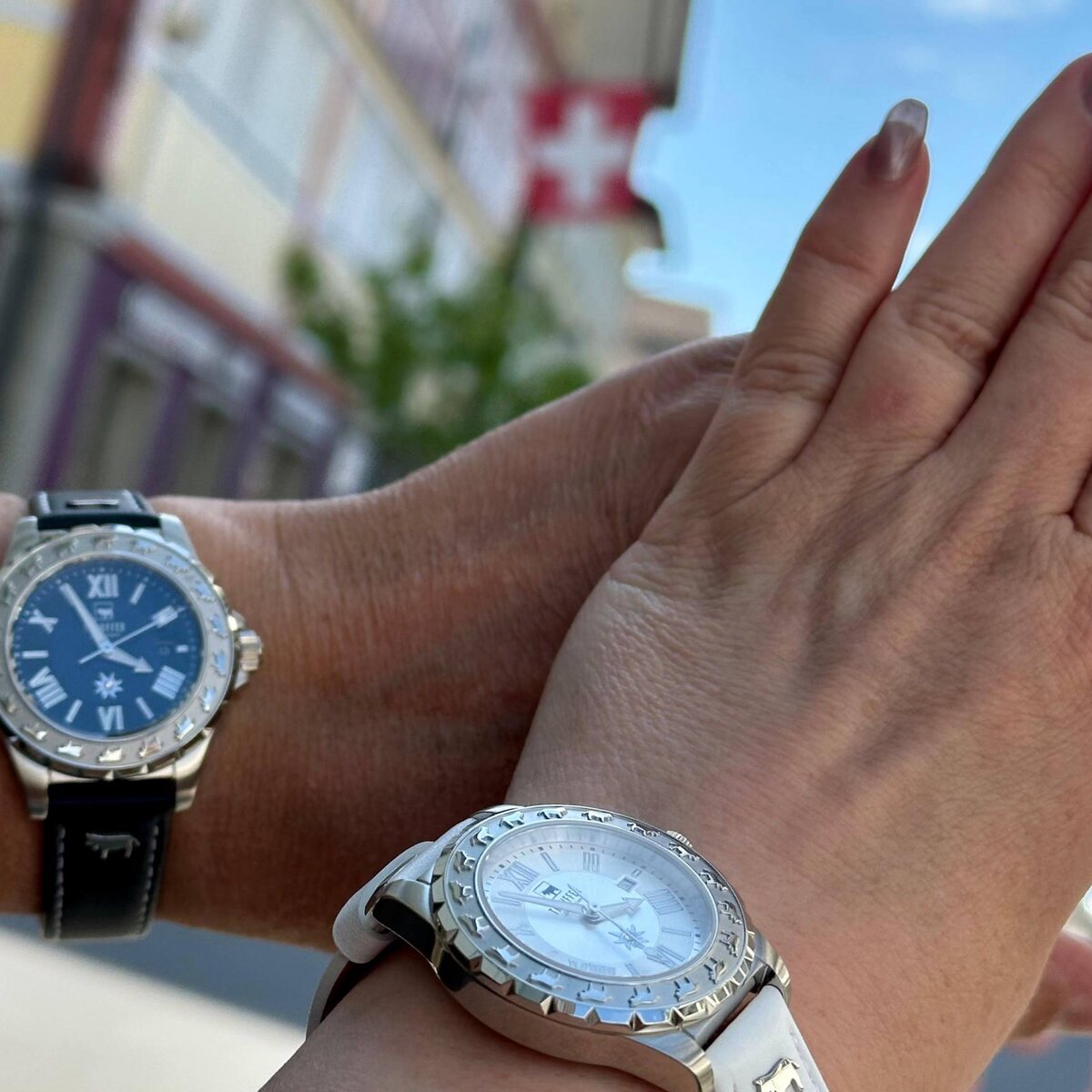 Я слева 🤗 справа  рука Ирины Сувениры из Швейцарии:Часы 160 евро. Подарки от мужей 