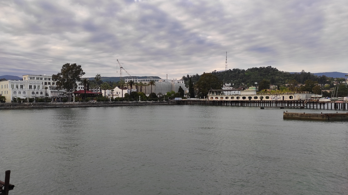 Вид на Сухум с воды. Фото: Кирилл Полиенко/Polienko: путешествуем вдвоём