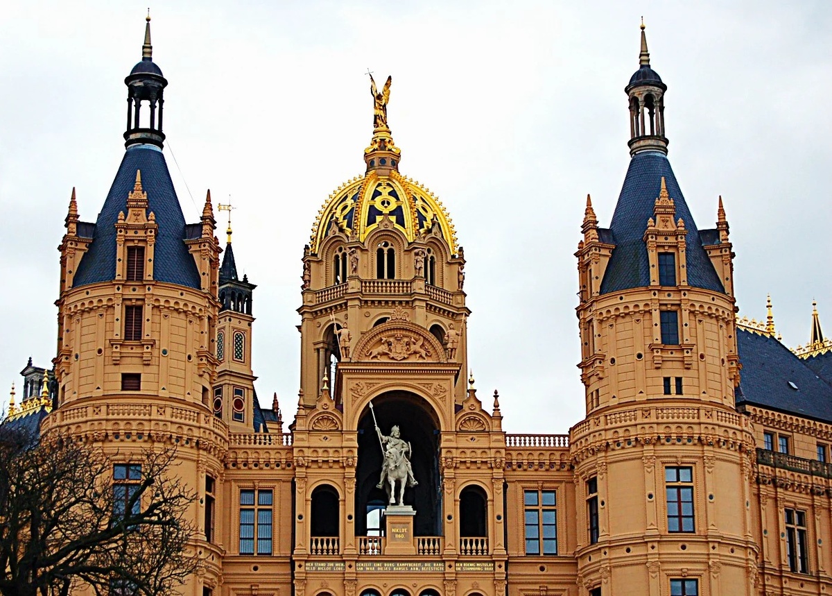 Замок в восточно-германском городе Шверин.  На мой взгляд, по красоте нисколько не уступает раскрученному Нойшванштайну. Фото автора 2006 год.
