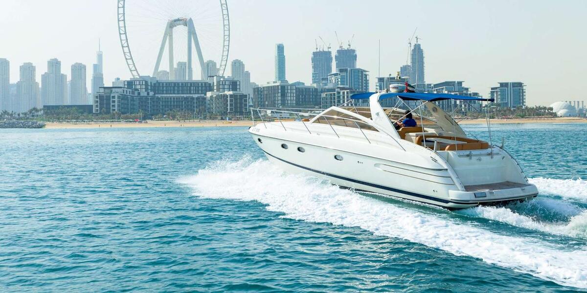 Этот катер немного подороже, следующий Dubai Ferry