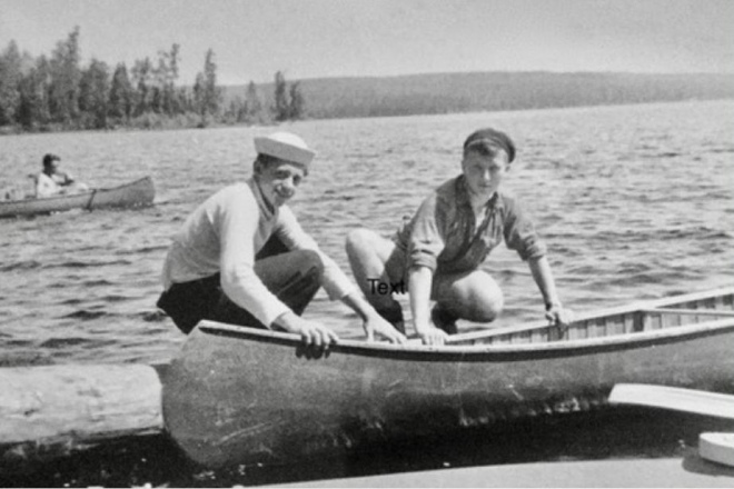 Морской пластунский лагерь (Канада, 1954). Сидят в лодке пластуны Эрко Палидович и Роман Рондяк (справа)