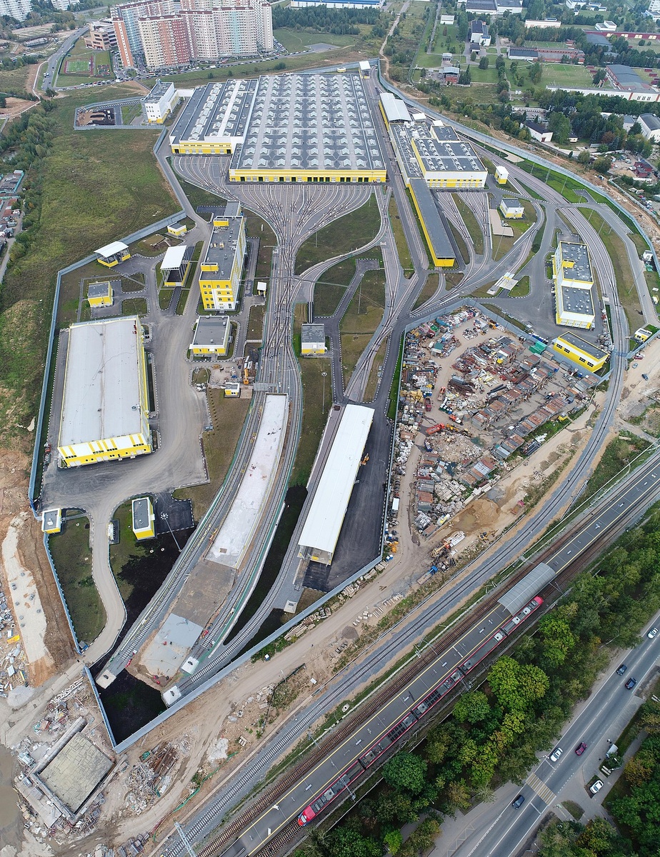 📷 1.1: Вид на электродепо «Солнцево» с высоты птичьего полёта (аэроснимок территории, парковочных путей и корпусов).