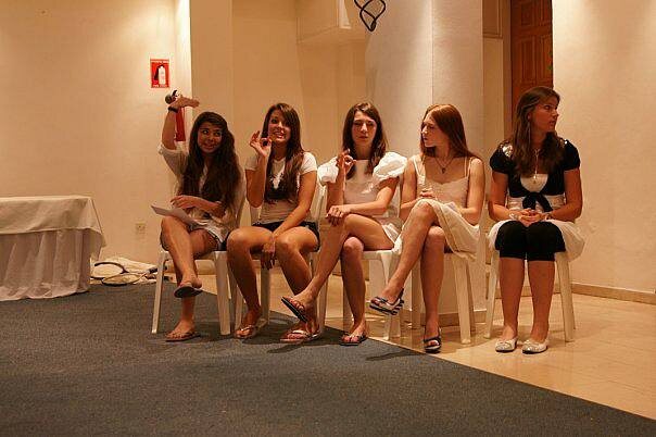 Слева - молодая Лиза, будущая матушка Елизавета. Рядом - Дарья Блохина.