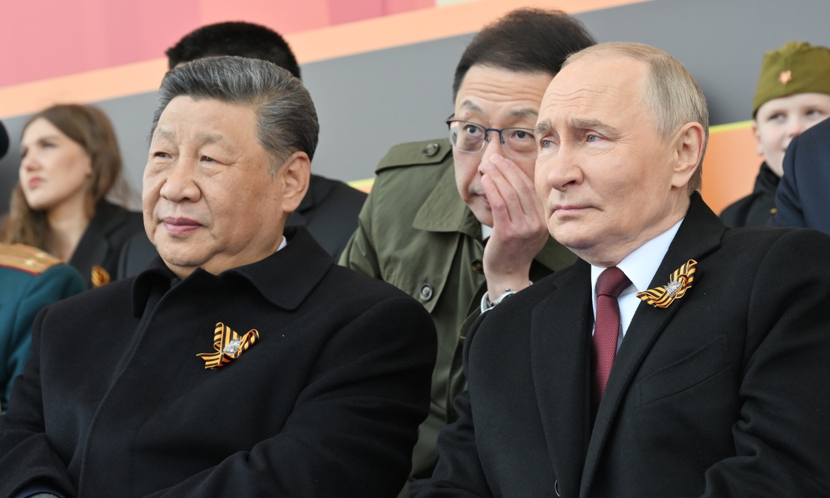     Президент РФ Владимир Путин и председатель КНР Си Цзиньпин на Красной площади в Москве на военном параде, посвящённом 80-летию Победы / РИА Новости / Иван Секретарев / Михаил Корытов