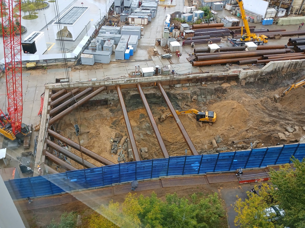 📷 1.1: В южной части котлована монтируются расстрелы (трубы-распорки между стенами котлована).