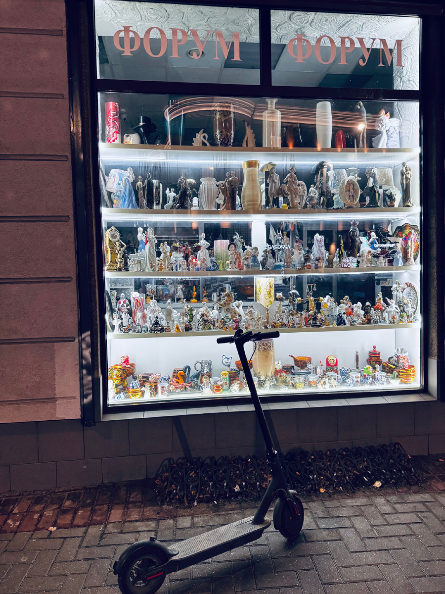 Сегодня вечером решила прокатиться на самокате! Музыка в наушниках на полную катушку, я лечу куда-то по пр. Мира.. И вдруг, заиграла музыка из моего любимого сериала «Мастер и Маргарита», совершенно гениального композитора! В этот момент, я остановилась пропустить прохожих и взгляд упал на витрину сувенирного магазина! В эту секунду ко мне, наконец, снизошло вдохновение и родилось долгожданная художественная видеоистория🩵 Как же давно я не снимала такого! Я так и просидела на корточках, возле этой витрины целый час! Мне было важно здесь и сейчас осуществить идею))))
И какое же  невероятное СЧАСТЬЕ, я испытала, когда закончила эту историю📸🩵
Саму видеоисторию, ищите в моем профиле)