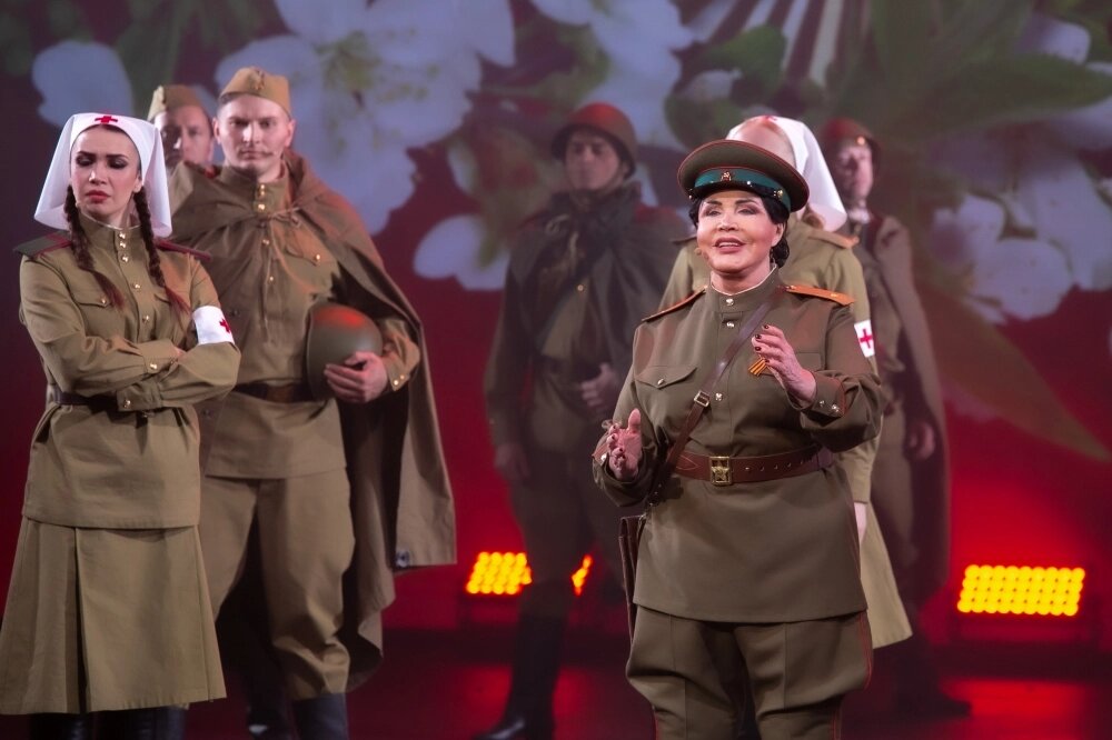    Надежда Бабкина в постановке «Василий Тёркин. Ради жизни на земле», где она играет главврача медсанбата в звании май­ора. Фото: Пресс-служба театра «Русская песня»