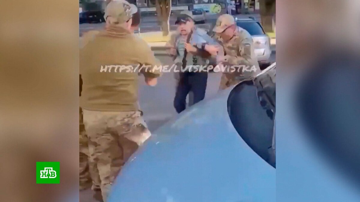    Молодые украинцы выстроились в огромные очереди на границе с Польшей