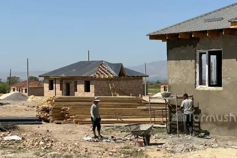    Строящиеся дома в Лейлекском районе КР. Источник: Turmush