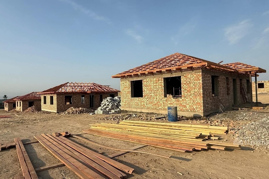    Строящиеся дома в Лейлекском районе КР   
Фото: Turmush