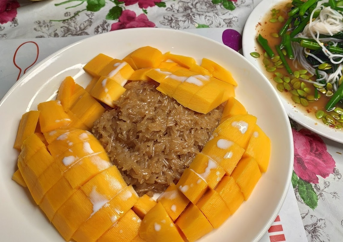 А так получается, когда готовит моя жена: много манго, поменьше риса и сверху еще сгущеного молока. Это не бурый рис, а цвет из-за тростникового сахара