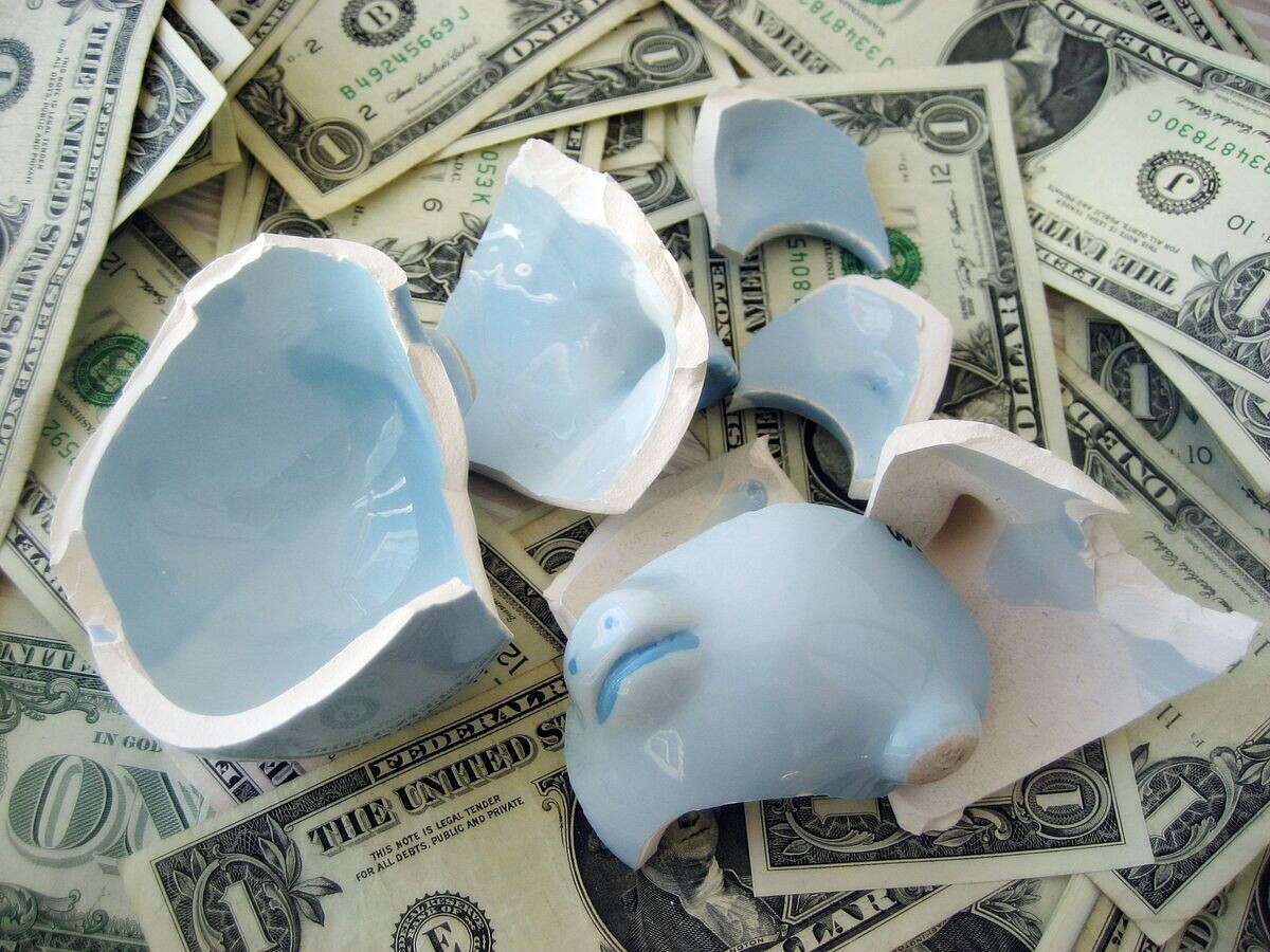    Доллары, разбитая копилкаCC BY-SA 2.0 / 401kcalculator / Broken Piggy Bank