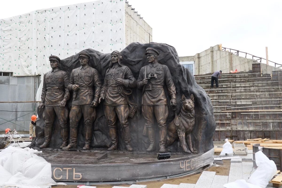    Почетное место в центре сквера заняла бронзовая скульптурная композиция.