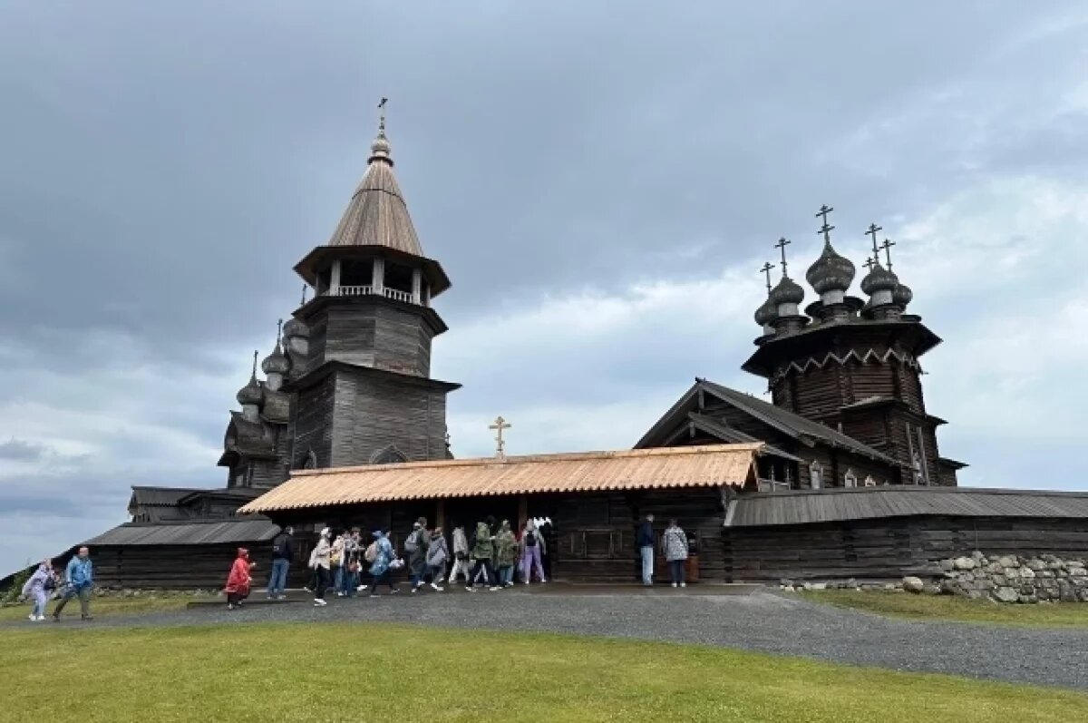    Туристическую привлекательность в последние годы набирает путешествие в Карелию на Кижи – остров, где история встречается с природой.